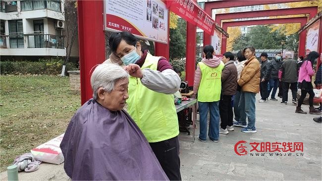 志愿暖冬护邻里 柳园社区便民服务点启幕传温情 微信图片_20251206103510_343_669.jpg