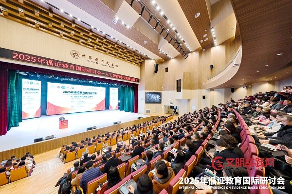 从课堂到国际舞台:广东省特级教师李余仙以“AI + 循证” 为钥解锁科学教育高质量发展新路径 2.jpg