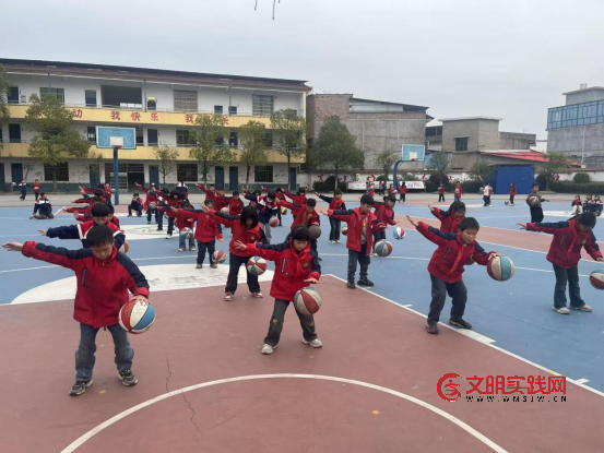 纵情驰骋展活力,迎“篮”而上扬风采 ——萍乡市桐木镇湖塘小学“一校一品”篮球活动展示赛 8b7d93f342d92315bda2f889677d6b7a.png