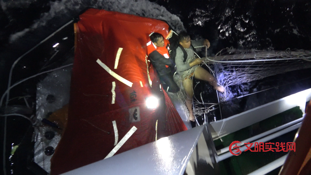 中国海警紧急救援菲律宾籍落水船员 已有13人获救