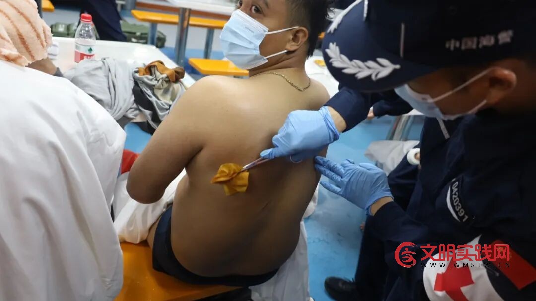 中国海警紧急救援菲律宾籍落水船员 已有13人获救