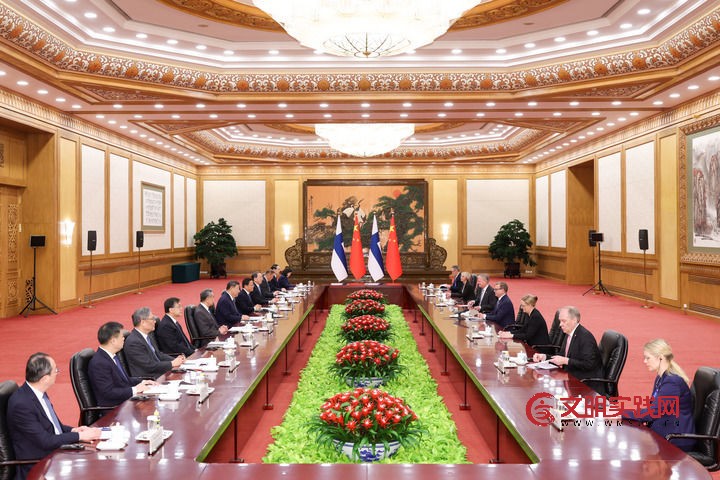 习近平会见芬兰总理奥尔波