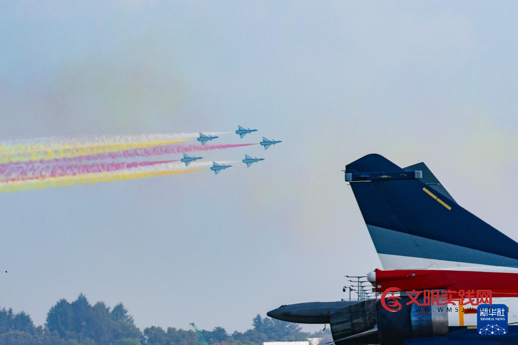 中国空军八一飞行表演队进行检验性飞行