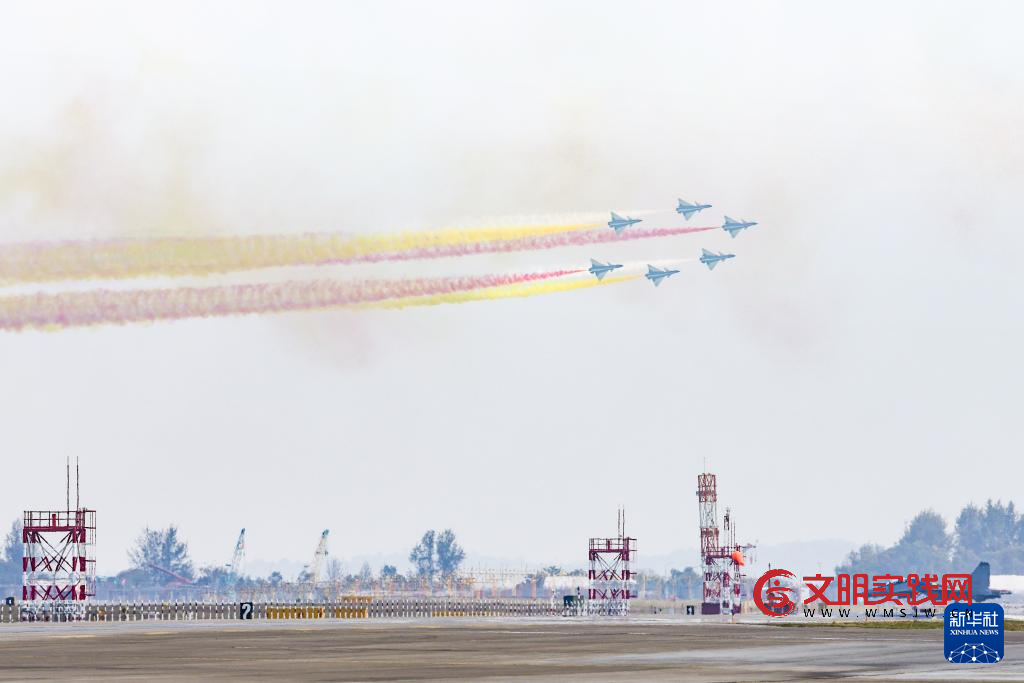 中国空军八一飞行表演队进行检验性飞行