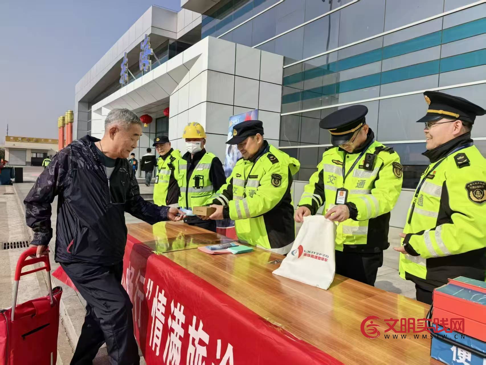 春节暖心护航路 雷锋精神伴归途 ——连徐支队第一大队开展“高速雷锋车”春节送安全宣传服务活动 8888c603df77635b7eb6175c64832ea9.jpg