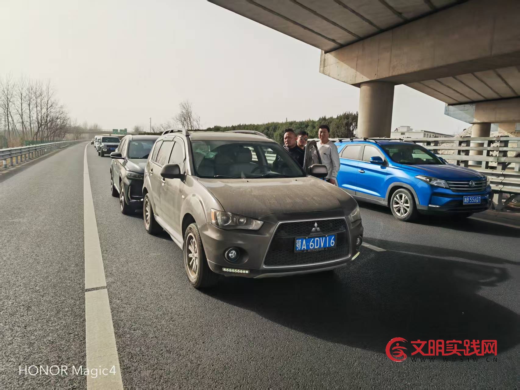 连徐二大队快速处置高速追尾事故 守护返程平安路 bbb793909128d4e5a0e599f2a35b6f1d.jpg