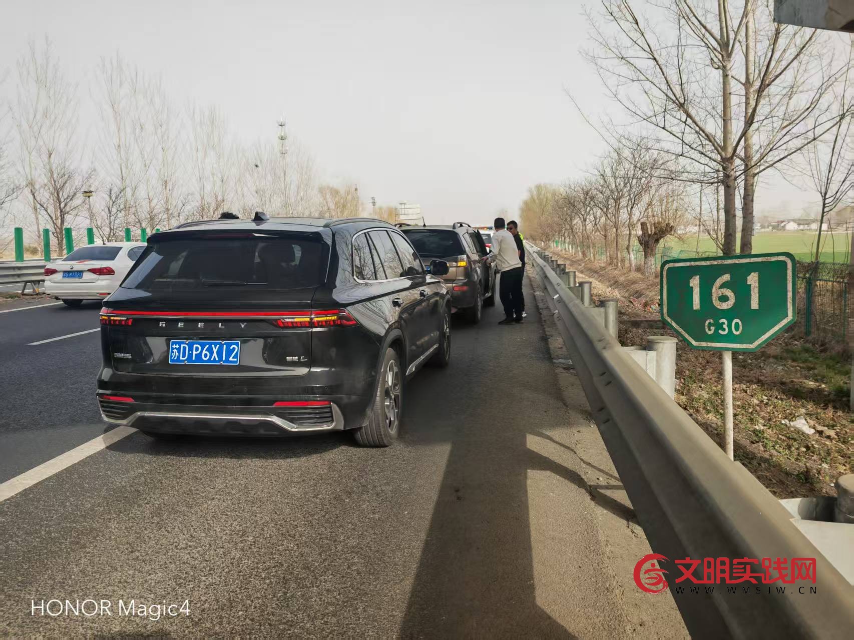 连徐二大队快速处置高速追尾事故 守护返程平安路 8d891304f0fd04b551e563391ca4b25f.jpg