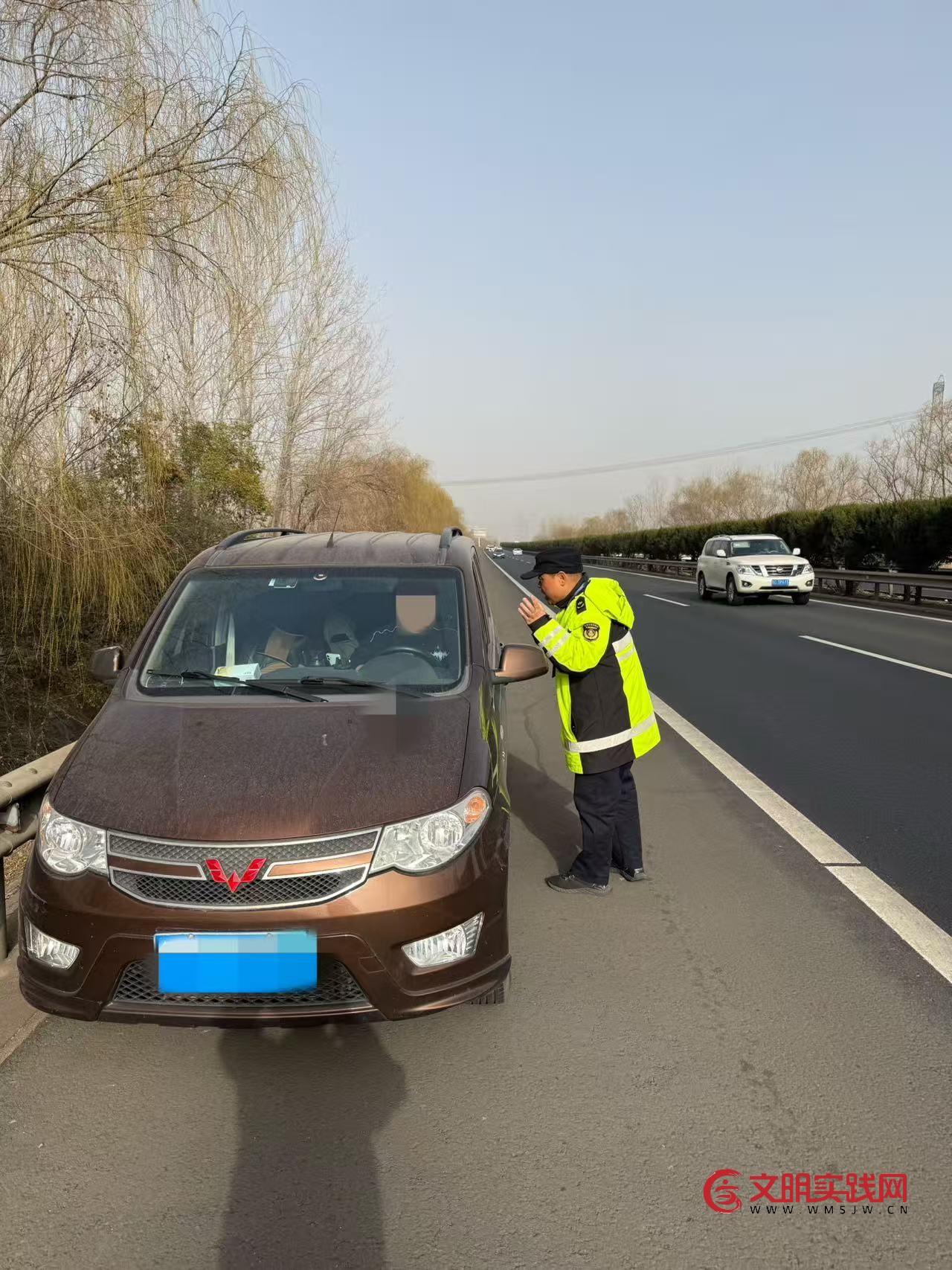 大年初六返程高峰 连徐支队一大队暖心护航群众返程路 332398e262c731f50d28d6b8f1a8e37d.jpg