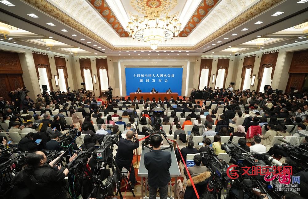 十四届全国人大四次会议举行新闻发布会 十四届全国人大四次会议举行新闻发布会