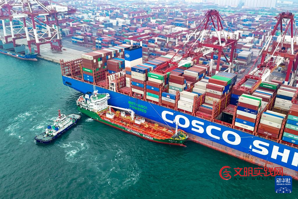 山东港口青岛港完成首批绿色甲醇“船对船”加注