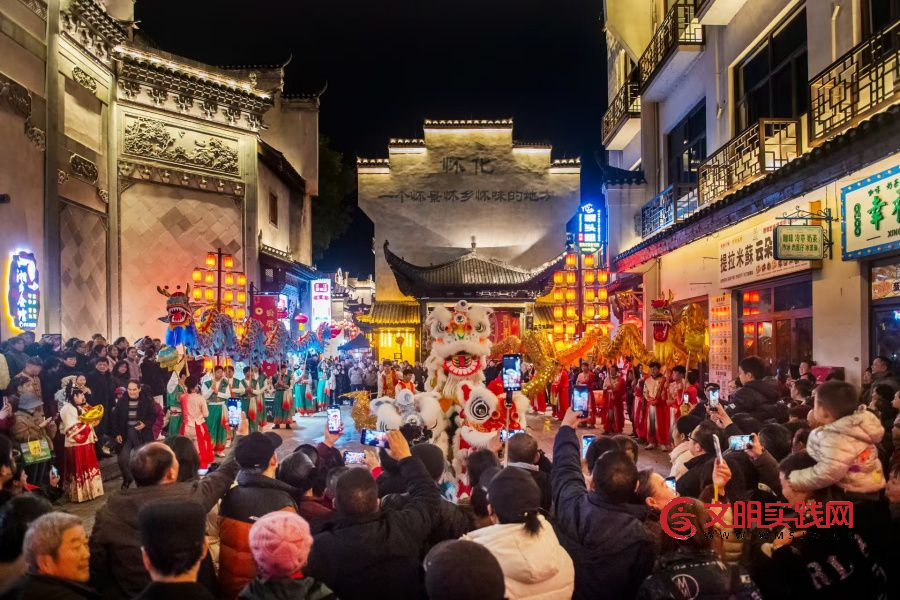 湖南洪江古商城：赤马踏春送龙归 千年商城闹元宵