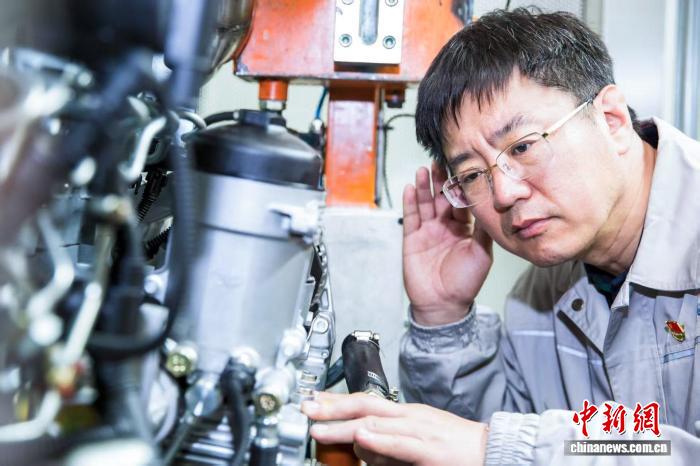 “大国工匠”鹿新弟：在机台旁“守”匠心、“听”民声
