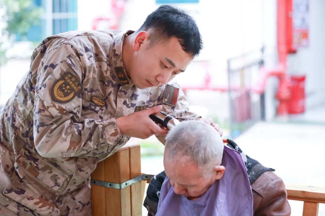 武警贵州总队医院开展“学雷锋”活动