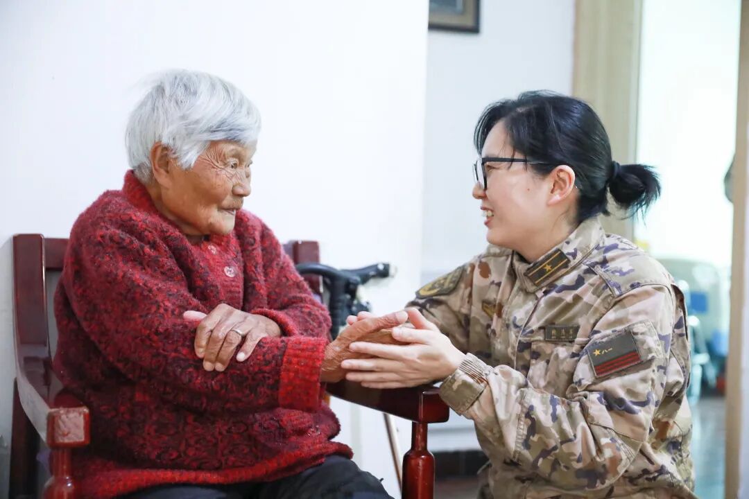 武警贵州总队医院开展“学雷锋”活动