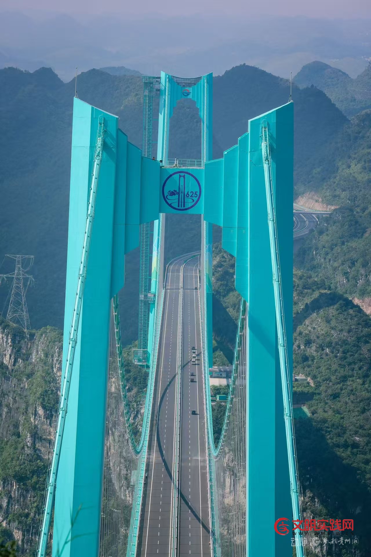 垂直贵州丨空中200米+：云端处，通途生，跨越天堑的钢铁脊梁