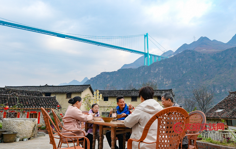 垂直贵州丨空中200米+：云端处，通途生，跨越天堑的钢铁脊梁