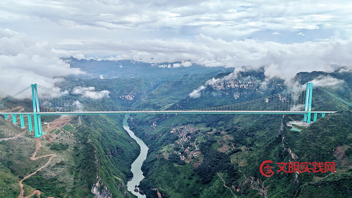 垂直贵州丨空中200米+：云端处，通途生，跨越天堑的钢铁脊梁