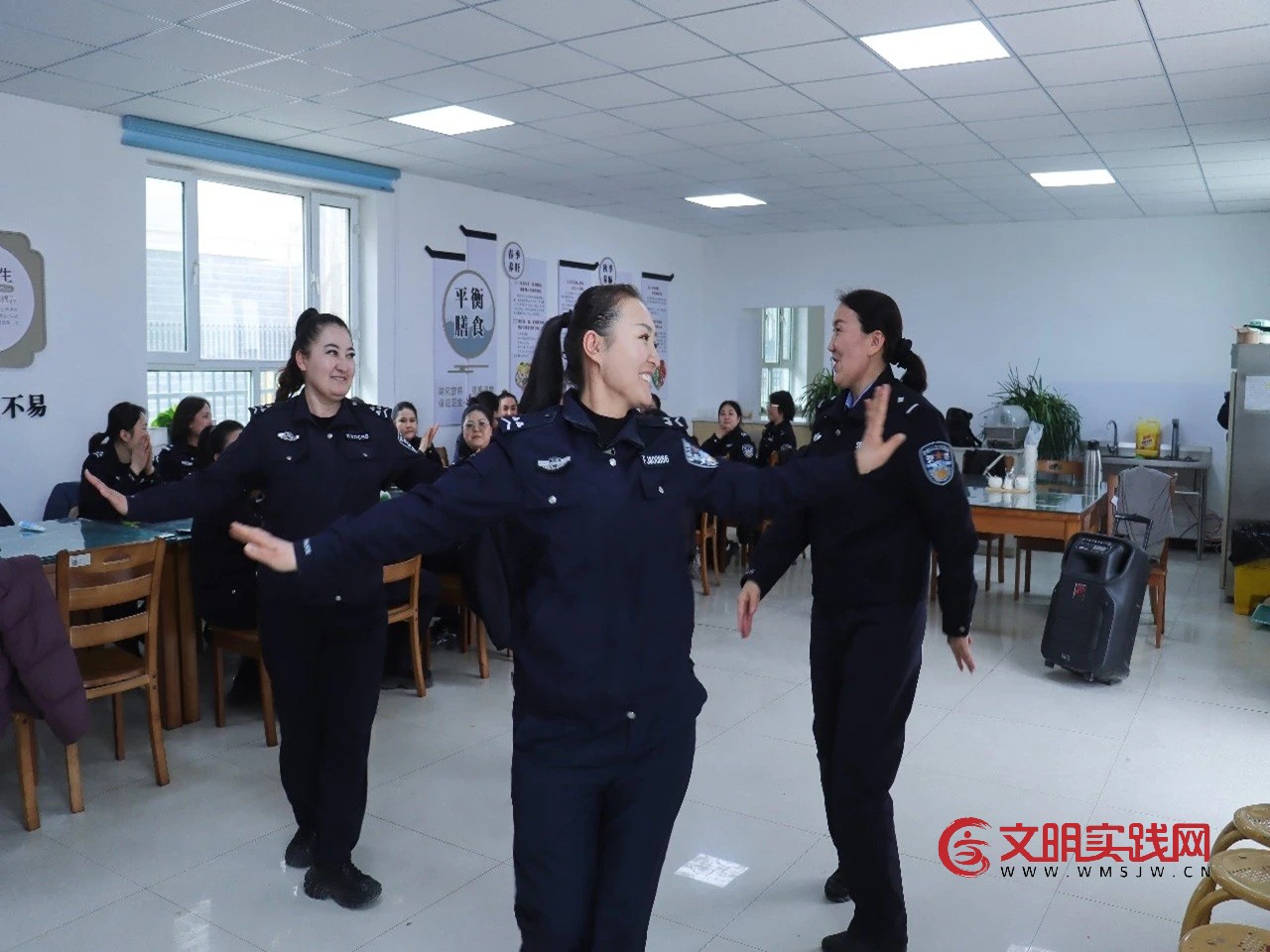 3月6日，和硕县公安局女警们在活动现场舒展舞姿、绽放风采，用活力与笑容展现新时代女警的别样魅力。折树艳摄.jpg