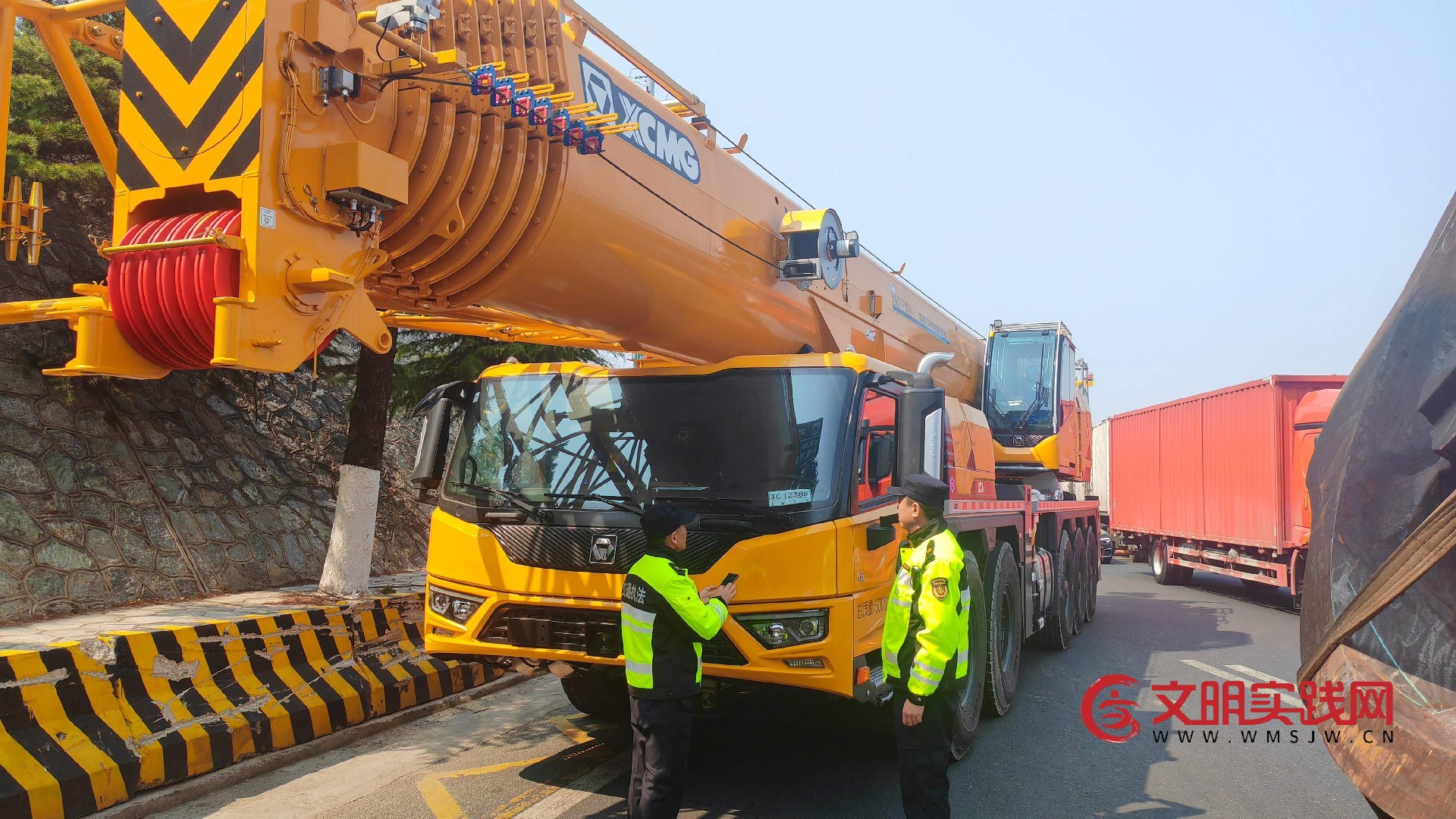 连徐“高速雷锋车”在行动:“护航制造·畅行高速”助力徐工集团大件运输提速增效 微信图片_20260311163309_10_580(1).jpg