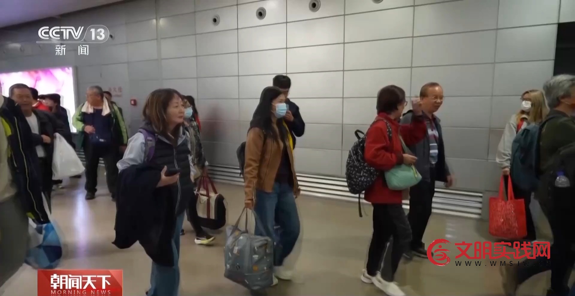 滞留中东的台胞抵沪：很感谢我们的祖国