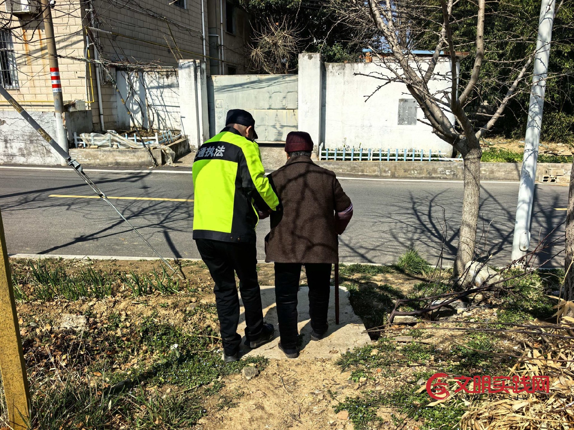 说理式柔性执法清隐患 连徐一大队开展春季路域环境整治