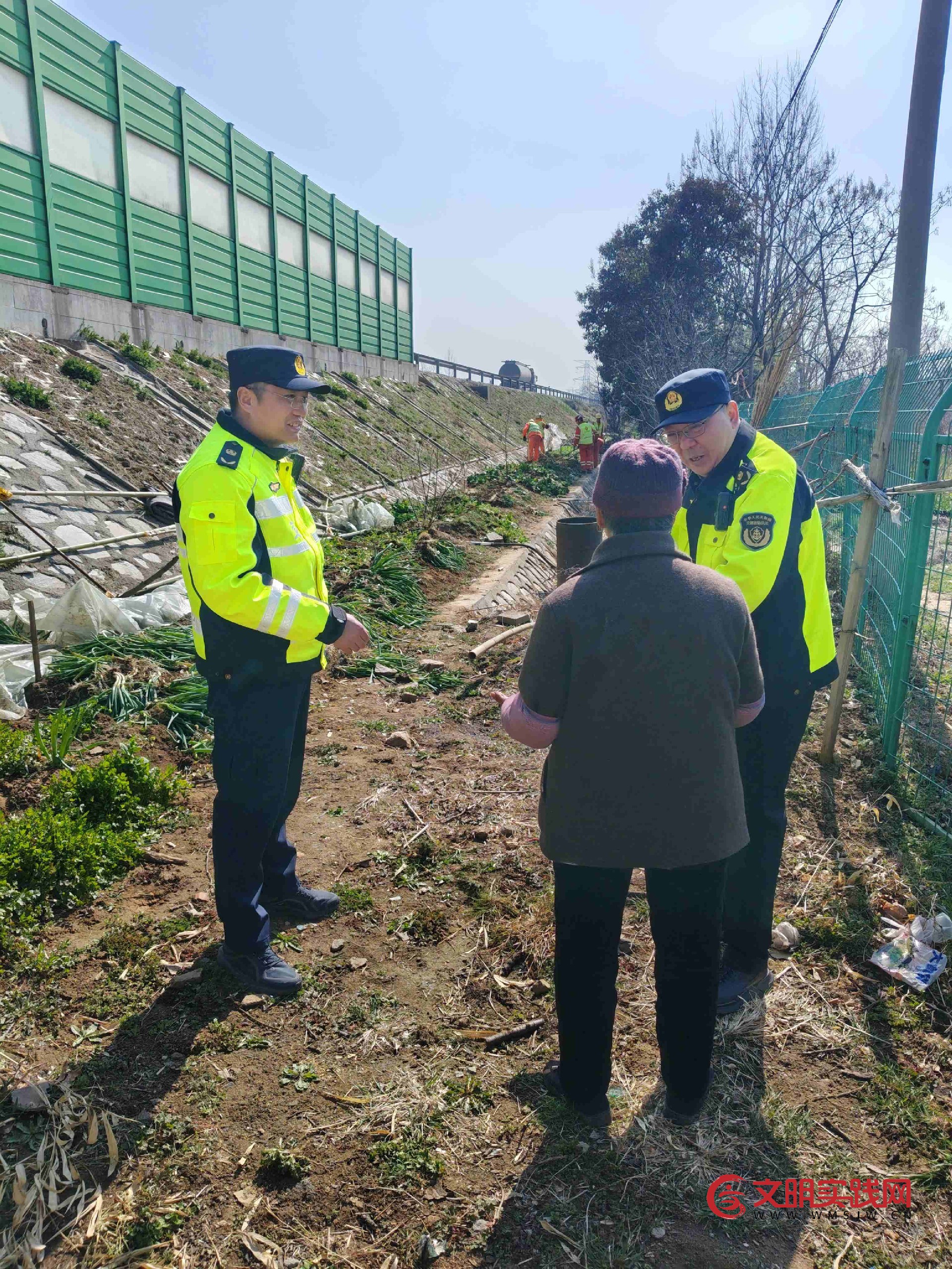 说理式柔性执法清隐患 连徐一大队开展春季路域环境整治