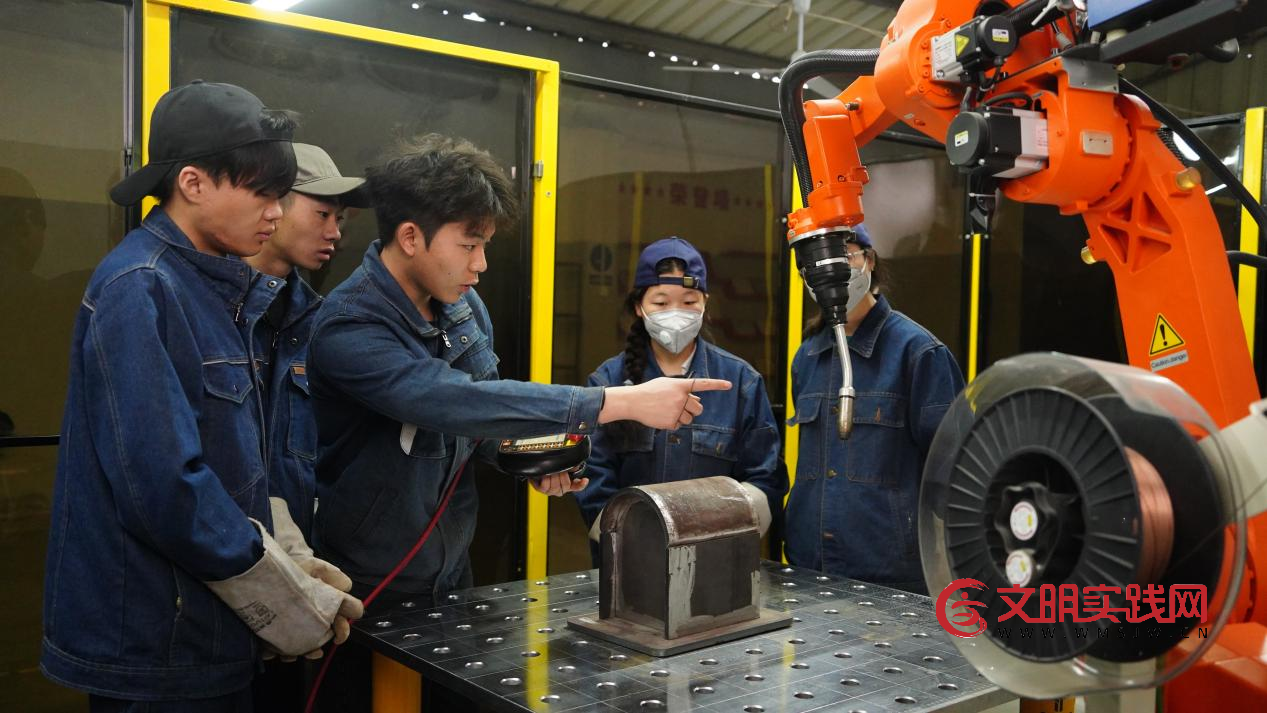 2026就业风向:本科生“回炉”补技能,“新蓝领”逆袭出圈 2026就业风向:本科生“回炉”补技能,“新蓝领”逆袭出圈