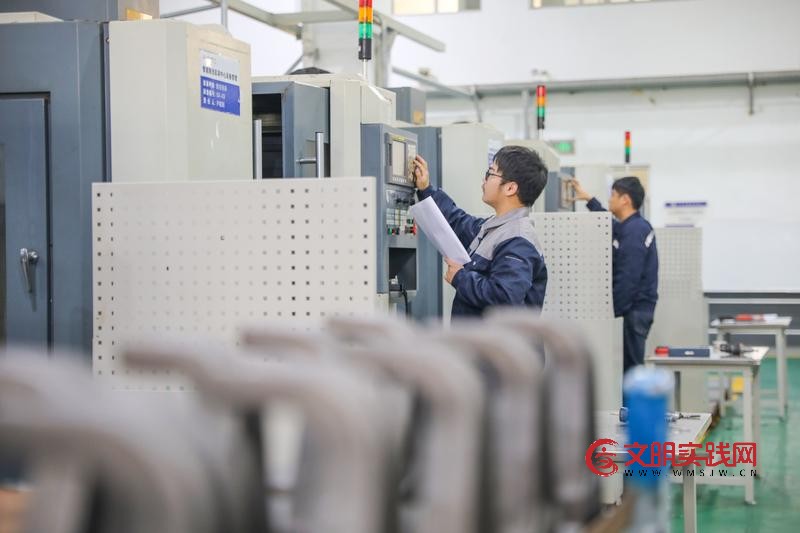 2026就业风向:本科生“回炉”补技能,“新蓝领”逆袭出圈 2026就业风向:本科生“回炉”补技能,“新蓝领”逆袭出圈