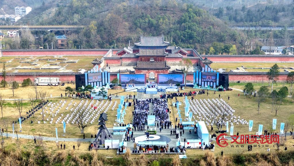 首个“国际太极拳日”十堰会场主题展演活动在武当山举行