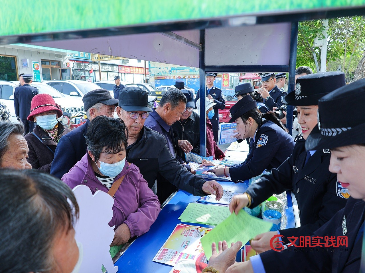 新疆和硕:宪法宣传进市场 法治理念入民心 新疆和硕:宪法宣传进市场 法治理念入民心