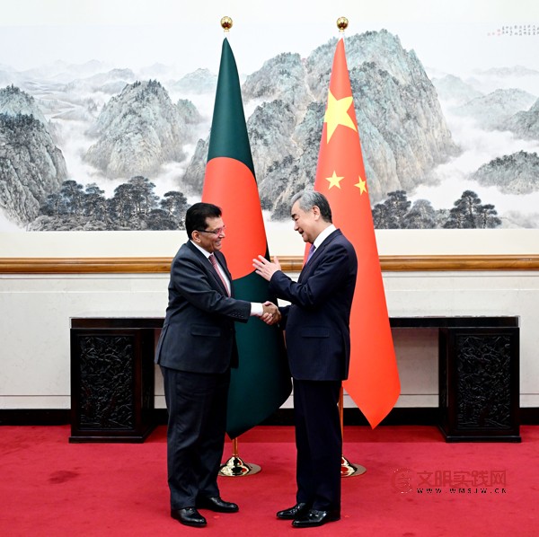 王毅同孟加拉国外长卡利勒会谈