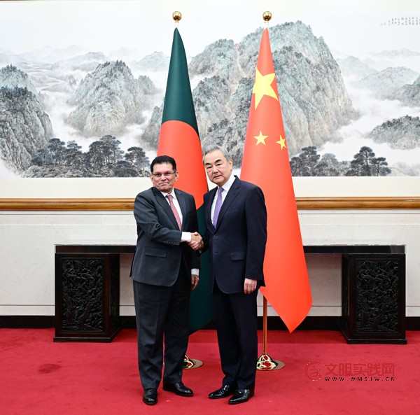 王毅同孟加拉国外长卡利勒会谈