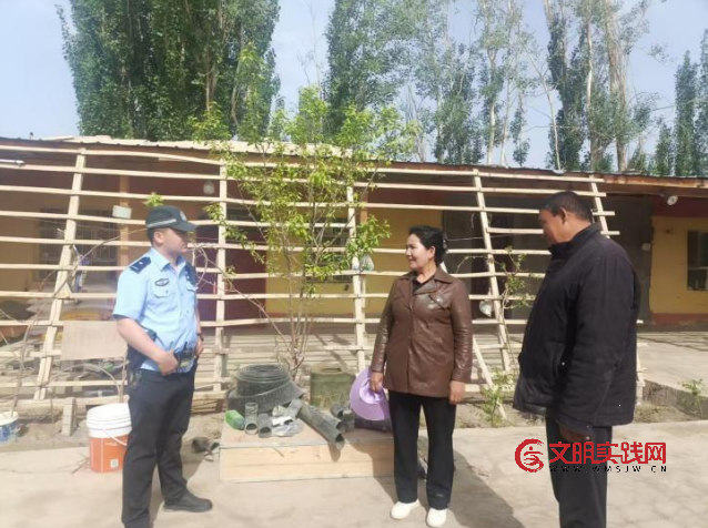 新疆巴楚公安:田间地头送法忙 服务群众护农安 image.png