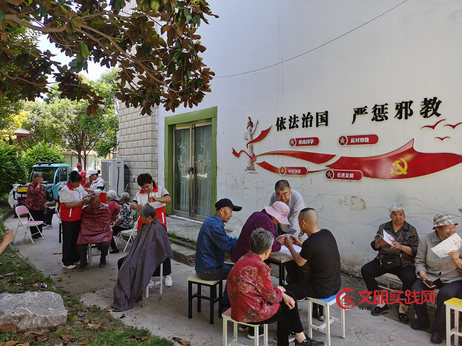 暖心“六一” 情暖邻里 ——县红十字会开展关爱“一老一小”志愿服务活动 暖心“六一” 情暖邻里 ——县红十字会开展关爱“一老一小”志愿服务活动
