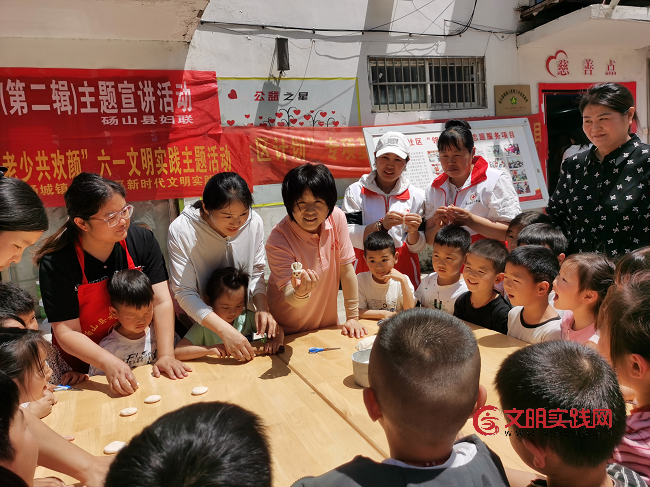 暖心“六一” 情暖邻里 ——县红十字会开展关爱“一老一小”志愿服务活动 暖心“六一” 情暖邻里 ——县红十字会开展关爱“一老一小”志愿服务活动