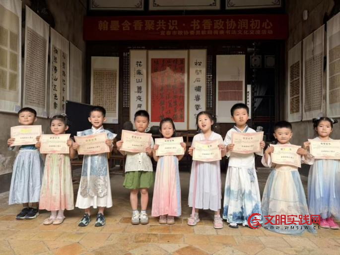 汉服寻古韵 童心绘古城 ——江西万载县康乐幼儿园开展庆六一系列活动