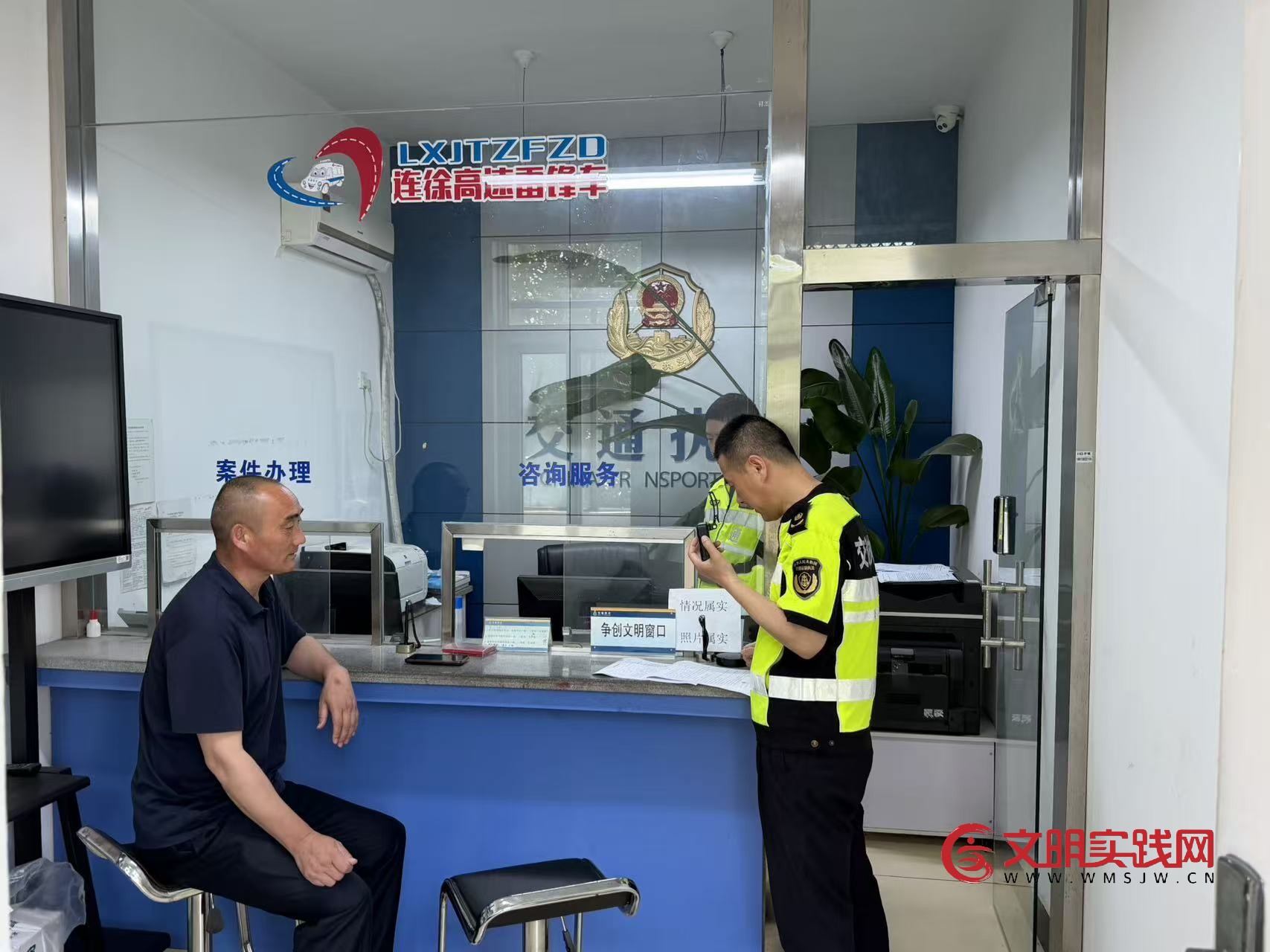 精准出击除隐患 执法协作保安全 路警联动整治客车违法停靠行为 微信图片_20260604084256_349_580.jpg