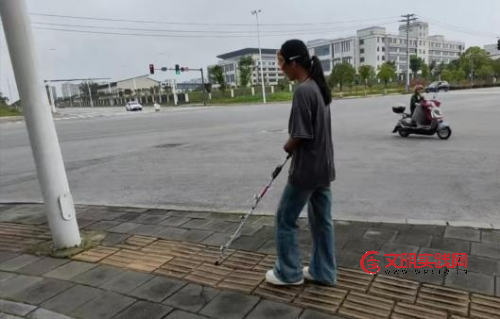 抚州职业技术学院“智行扶光”团队智能导盲杖多场景实测成功,点亮无障碍出行新征程 抚州职业技术学院“智行扶光”团队智能导盲杖多场景实测成功,点亮无障碍出行新征程