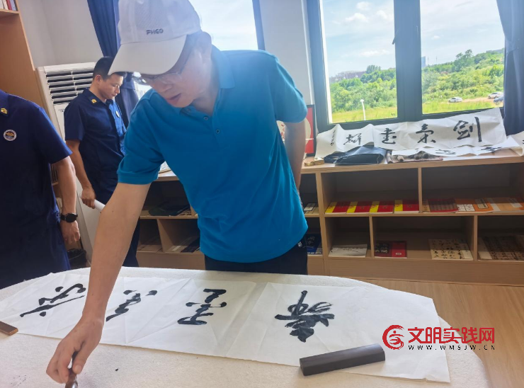 盛夏走进消防站 书画致敬火焰蓝 image.png