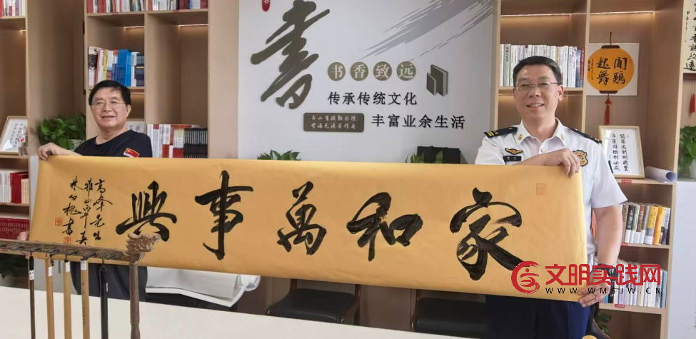 盛夏走进消防站 书画致敬火焰蓝 image.png