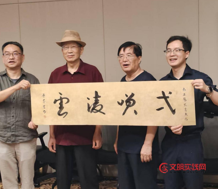 翰墨丹青赋能 华为勇攀科技高峰 image.png